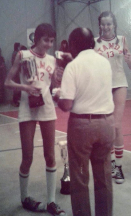 Antonella Galimberti riceve lo scudetto della Categoria Ragazze 1975/76; alle sue spalle Susanna Cornelli